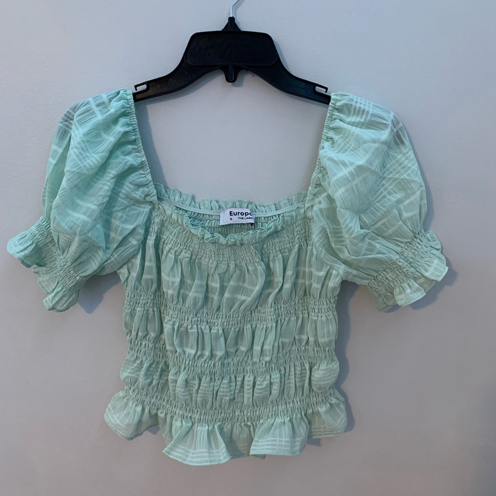 Green puffy sleeves shirt